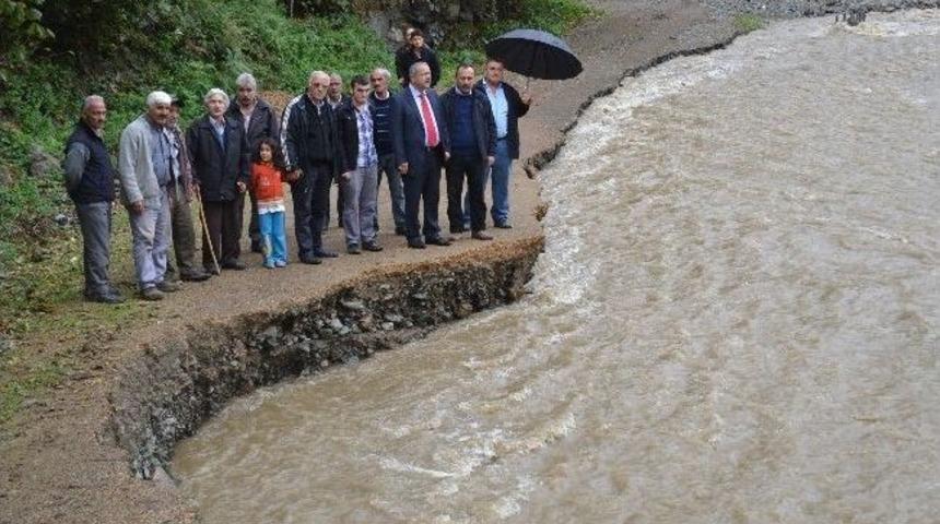 Zonguldak&rsquo;ta Sağanak Yağış Ve Sel, Mahalle Ve K&ouml;y Yollarını Kapattı