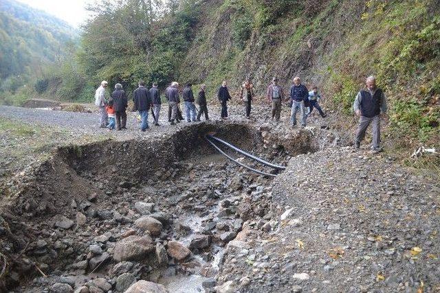 Zonguldak’ta Sağanak Yağış Ve Sel, Mahalle Ve Köy Yollarını Kapattı