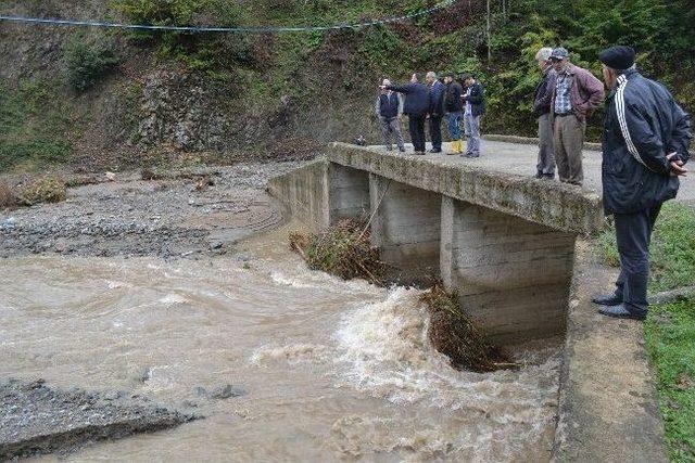 Zonguldak’ta Sağanak Yağış Ve Sel, Mahalle Ve Köy Yollarını Kapattı