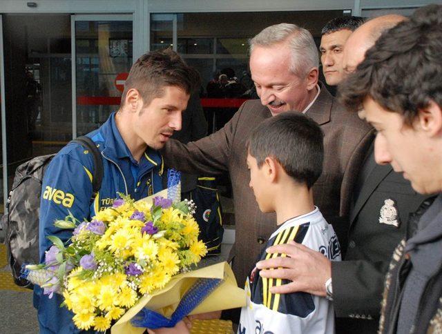 Fenerbahçe Kafilesi Kayseri'de Çiçeklerle Karşılandı