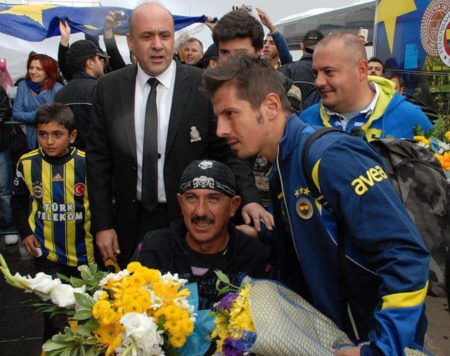 Fenerbahçe Kafilesi Kayseri'de Çiçeklerle Karşılandı