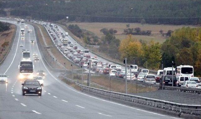 Tem Otoyolu’nda 15 Kilometre Araç Kuyruğu Oluştu