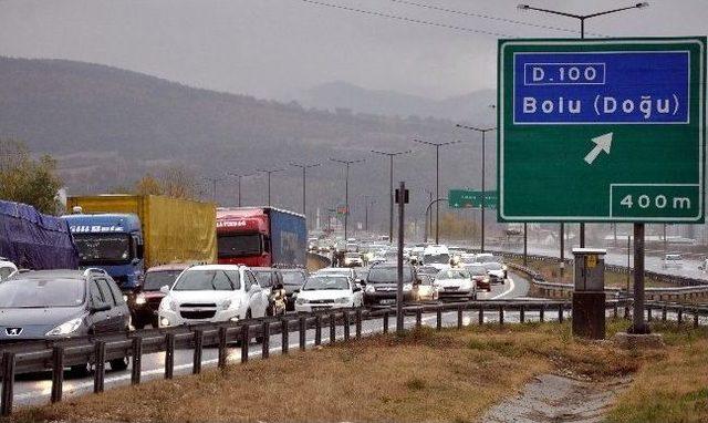 Tem Otoyolu’nda 15 Kilometre Araç Kuyruğu Oluştu