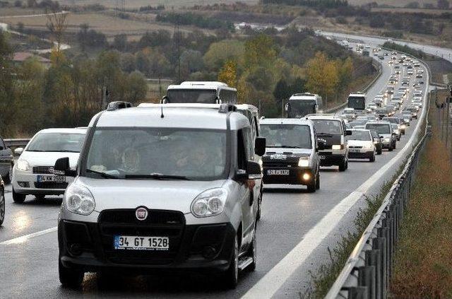 Tem Otoyolu’nda 15 Kilometre Araç Kuyruğu Oluştu