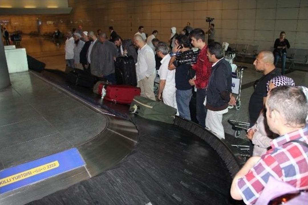 İlk Hacı Kafilesi Yurda D&ouml;nd&uuml;