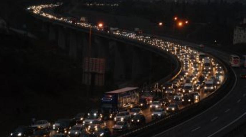 Kocaeli Kesimindeki Trafik Yoğunluğu Devam Ediyor