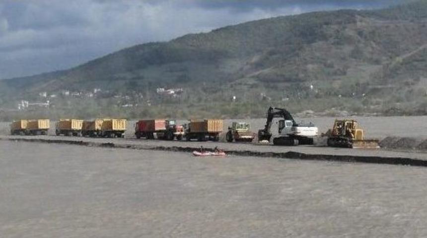 Çaycuma’da İş Makinalarını Kurtarma Operasyonu