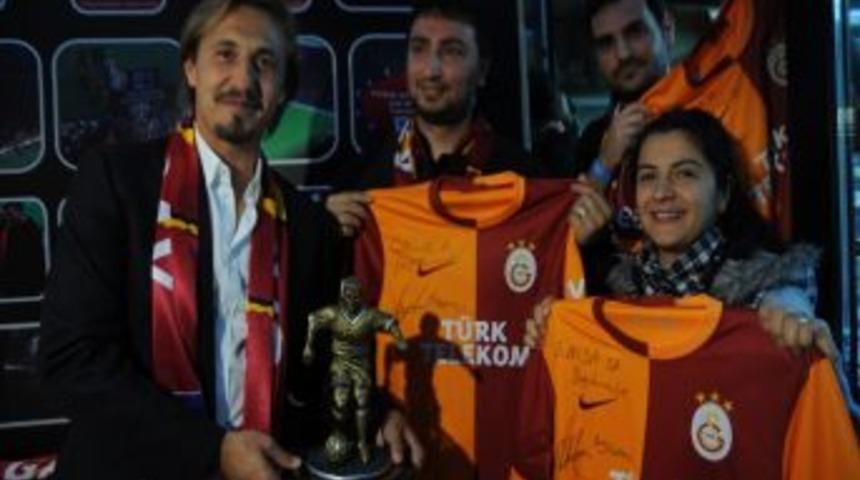Galatasaray'ın Unutulmaz Yıldızı Ayhan Akman'a Plaket