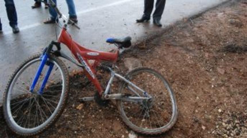 Yaralı Suriyelileri Taşıyan Ambulans Bisikletiyle Gezen Suriyeli &Ccedil;ocuğa &Ccedil;arptı