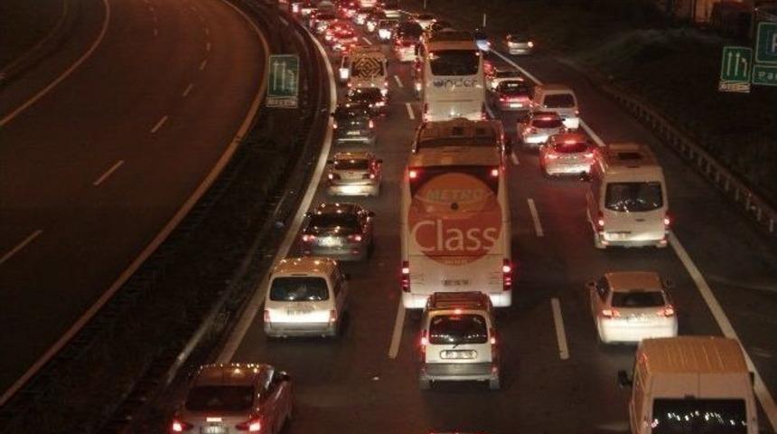 Tem Otoyolu'nda Trafik Durma Noktasında
