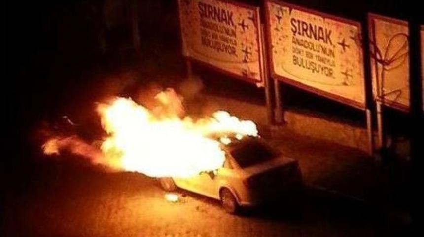 Şırnak&rsquo;ta R&uuml;tbeli Askeri Personele Ait Park Halindeki Aracını Yaktılar