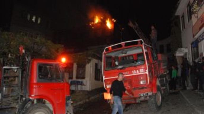 Balıkesir'de Korkutan Yangın