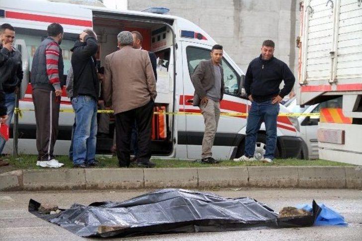 Kardeşinin cansız bedenine sarılarak feryat etti G1