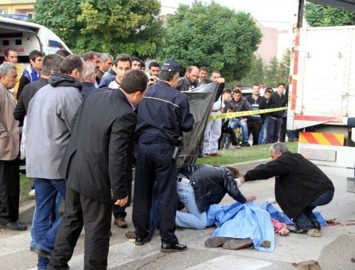 Kardeşinin cansız bedenine sarılarak feryat etti G4