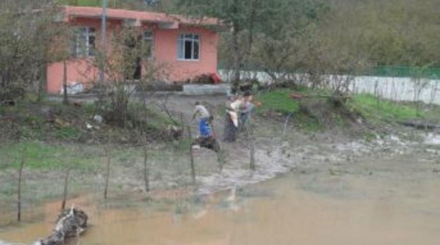 &Ccedil;ay K&ouml;y&uuml; Sarıkadı mahallesinde iki aile mahsur kaldı