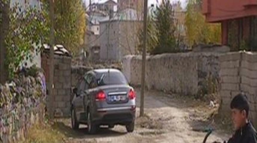 Kars&rsquo;ta Yol Ortası&rsquo;nda Telefon Direği