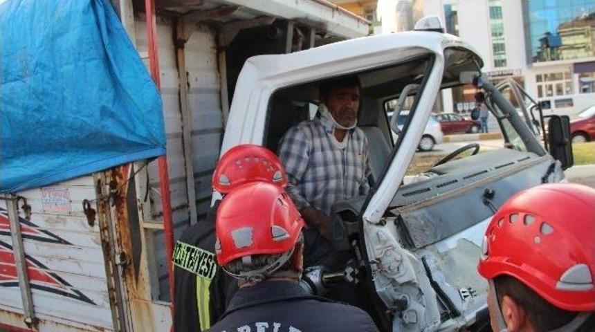 Kamyonet Tır&rsquo;a &Ccedil;arptı: 1 Yaralı