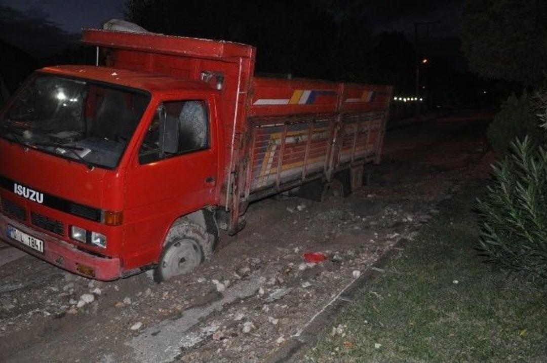 Kırkağa&ccedil;'ta Yollar &Ccedil;&ouml;kt&uuml; Arabalar Yan Yattı