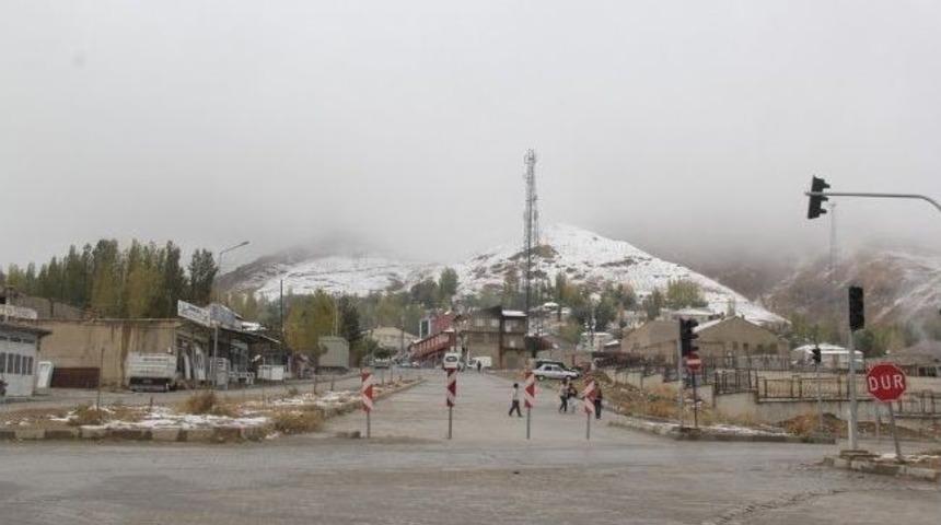 Başkale De Yılın İlk Karı Yağdı