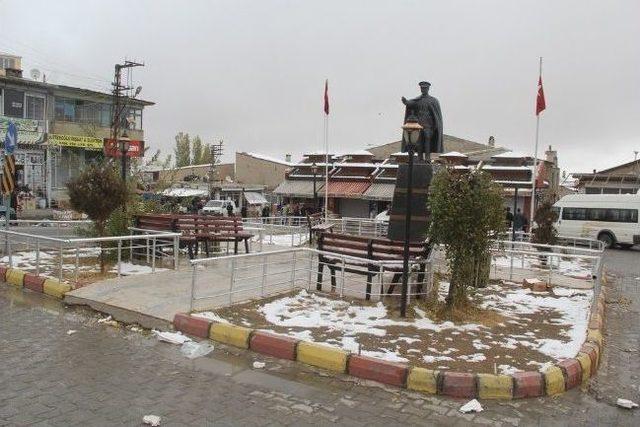 Başkale De Yılın İlk Karı Yağdı