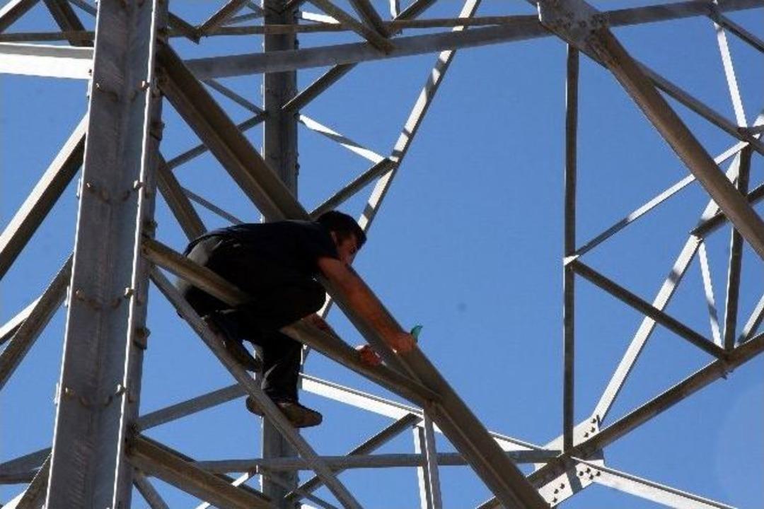 &Ccedil;ocukları i&ccedil;in y&uuml;ksek gerilim hattı elektrik direğine &ccedil;ıktı