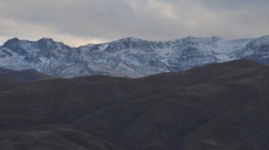 Y&uuml;ksekova&rsquo;ya Yılın İlk Karı Yağdı
