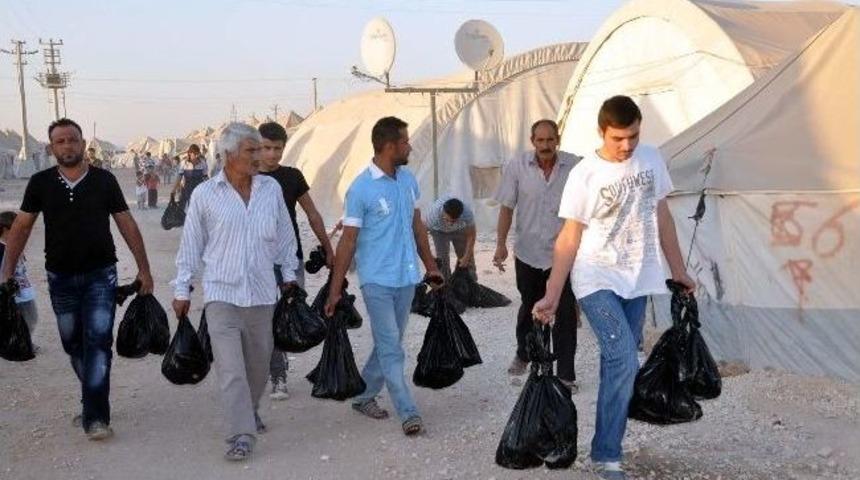 &Ccedil;adır Kentte Kalan M&uuml;ltecilere Kurban Eti Dağıtıldı