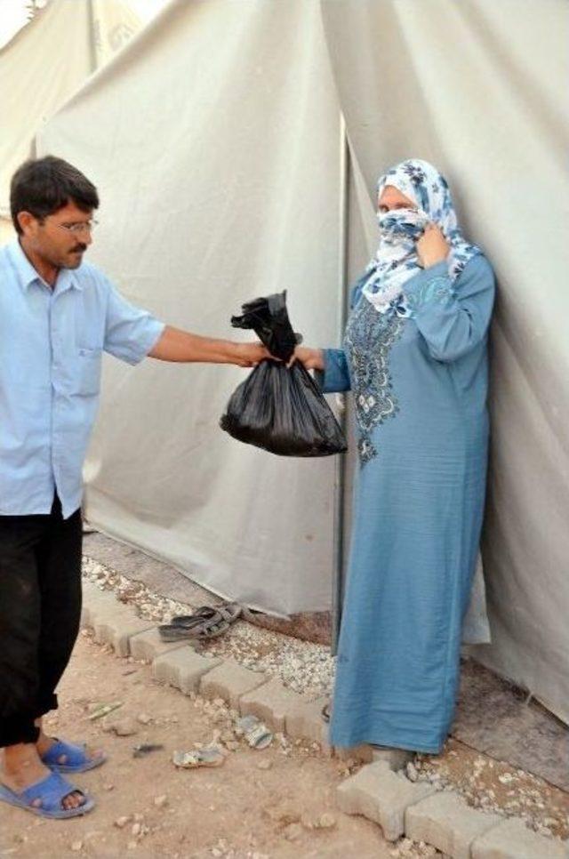 &Ccedil;adır Kentte Kalan M&uuml;ltecilere Kurban Eti Dağıtıldı 2