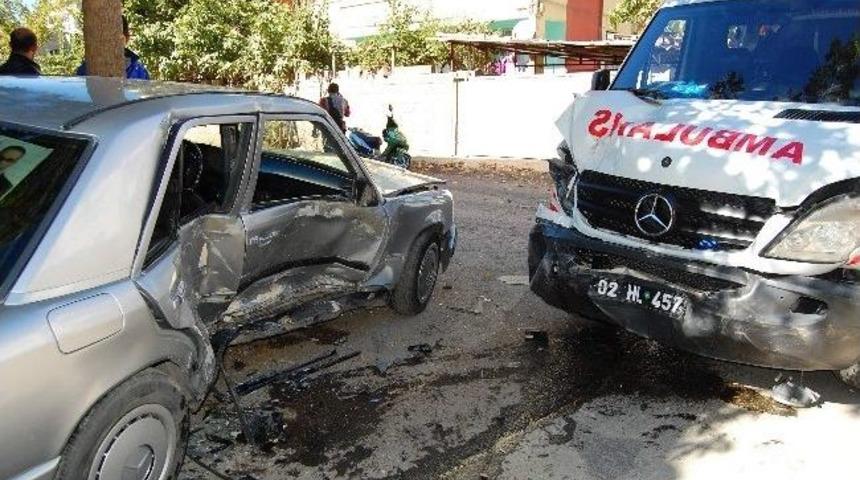 Ambulansla Otomobil &Ccedil;arpıştı: 2 Yaralı