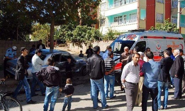 Ambulansla Otomobil Çarpıştı: 2 Yaralı