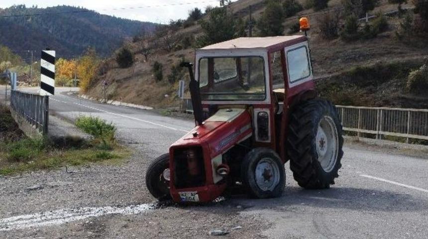 Minib&uuml;sle Trakt&ouml;r &Ccedil;arpıştı: 4 Yaralı