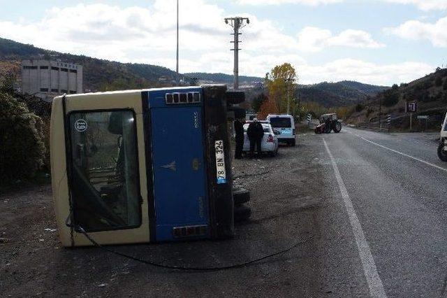 Minib&uuml;sle Trakt&ouml;r &Ccedil;arpıştı: 4 Yaralı 1