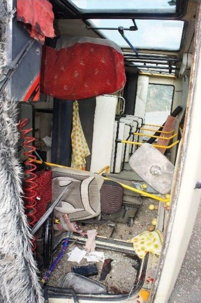 Minib&uuml;sle Trakt&ouml;r &Ccedil;arpıştı: 4 Yaralı 2