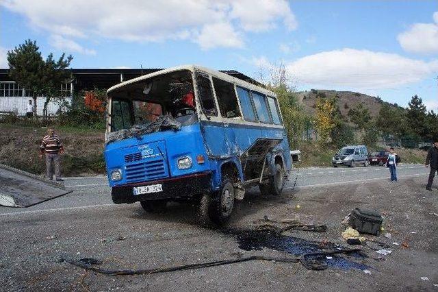 Minib&uuml;sle Trakt&ouml;r &Ccedil;arpıştı: 4 Yaralı 3
