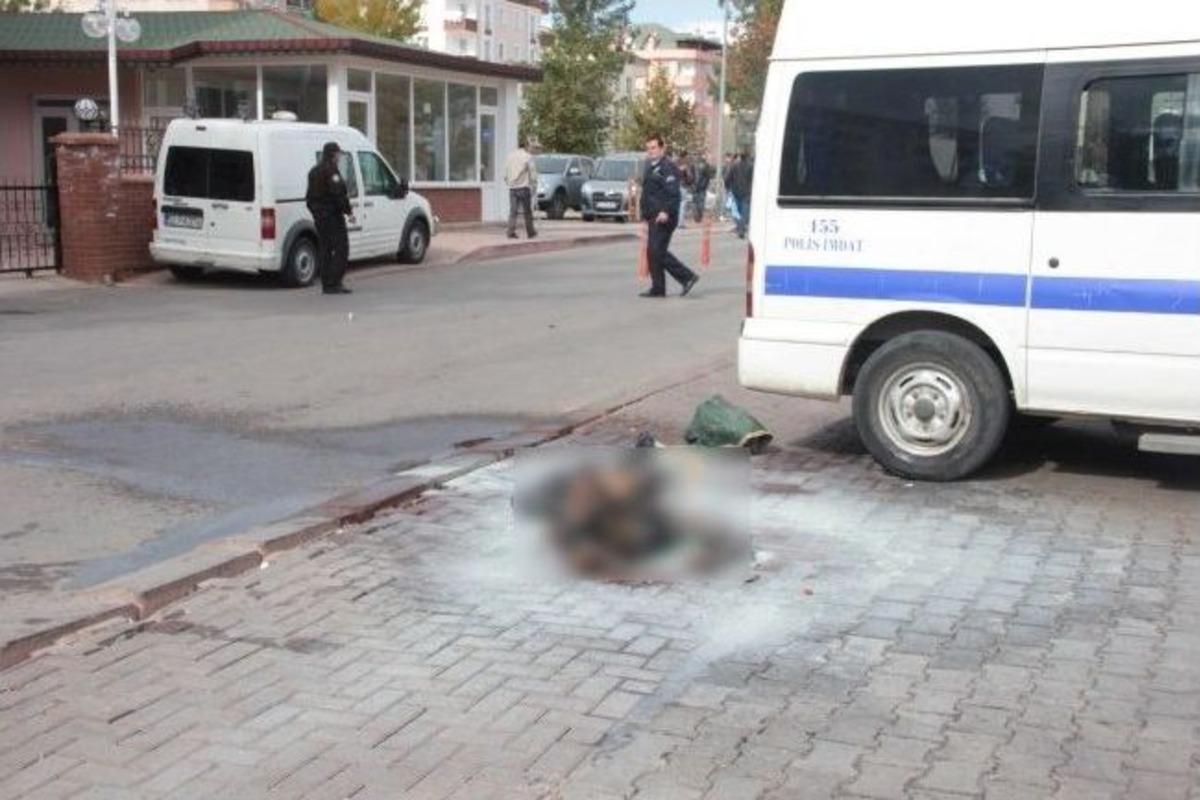 Emniyet m&uuml;d&uuml;rl&uuml;ğ&uuml; &ouml;n&uuml;nde kendini yaktı