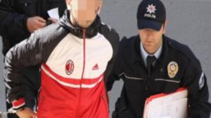 Annesini bı&ccedil;akla kovalayan gen&ccedil; g&ouml;zaltına alındı