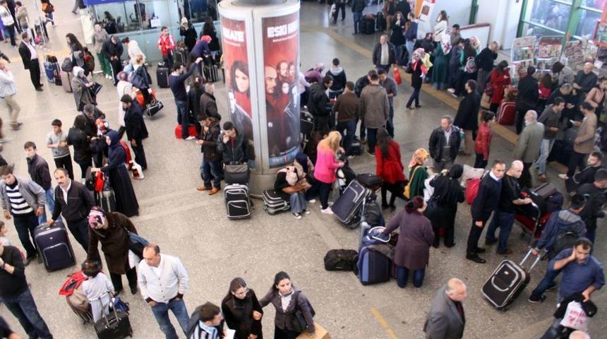 Bayram bitti, d&ouml;n&uuml;ş &ccedil;ilesi AŞTİ'yi kilitledi