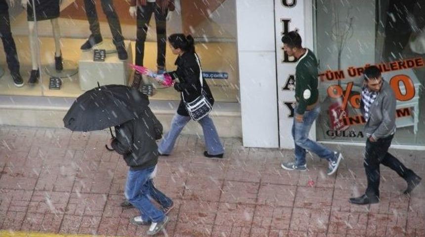 Van&rsquo;da Şiddetli Dolu Yağışı