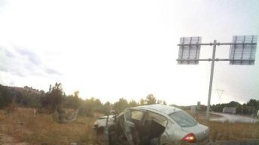 Kontrolden &Ccedil;ıkan Otomobil Takla Attı: 3 Yaralı