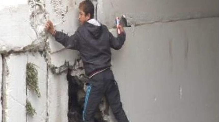 Kendisini Kurtarmaya Gelen Polise Zor Anlar Yaşattı