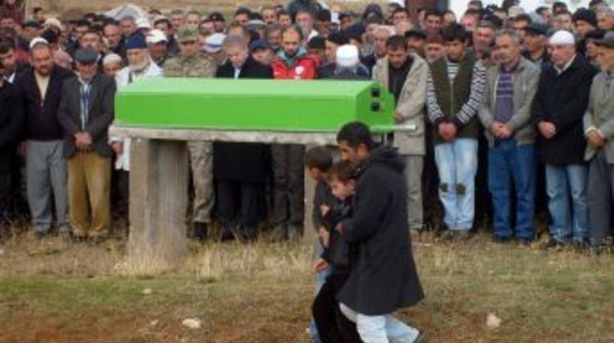 Pompalı T&uuml;fekle &Ouml;ld&uuml;r&uuml;len Muhtar Toprağa Verildi