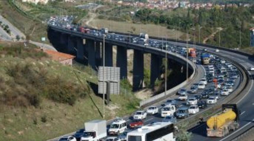 Kocaeli Kesiminde Akıcı Trafik Yerini Ara&ccedil; Kuyruğuna Bıraktı