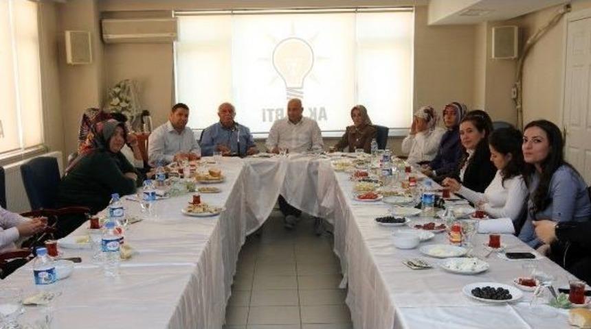 Esenyurt&rsquo;ta &Uuml;&ccedil; Kademeli Ak Parti Toplantısı