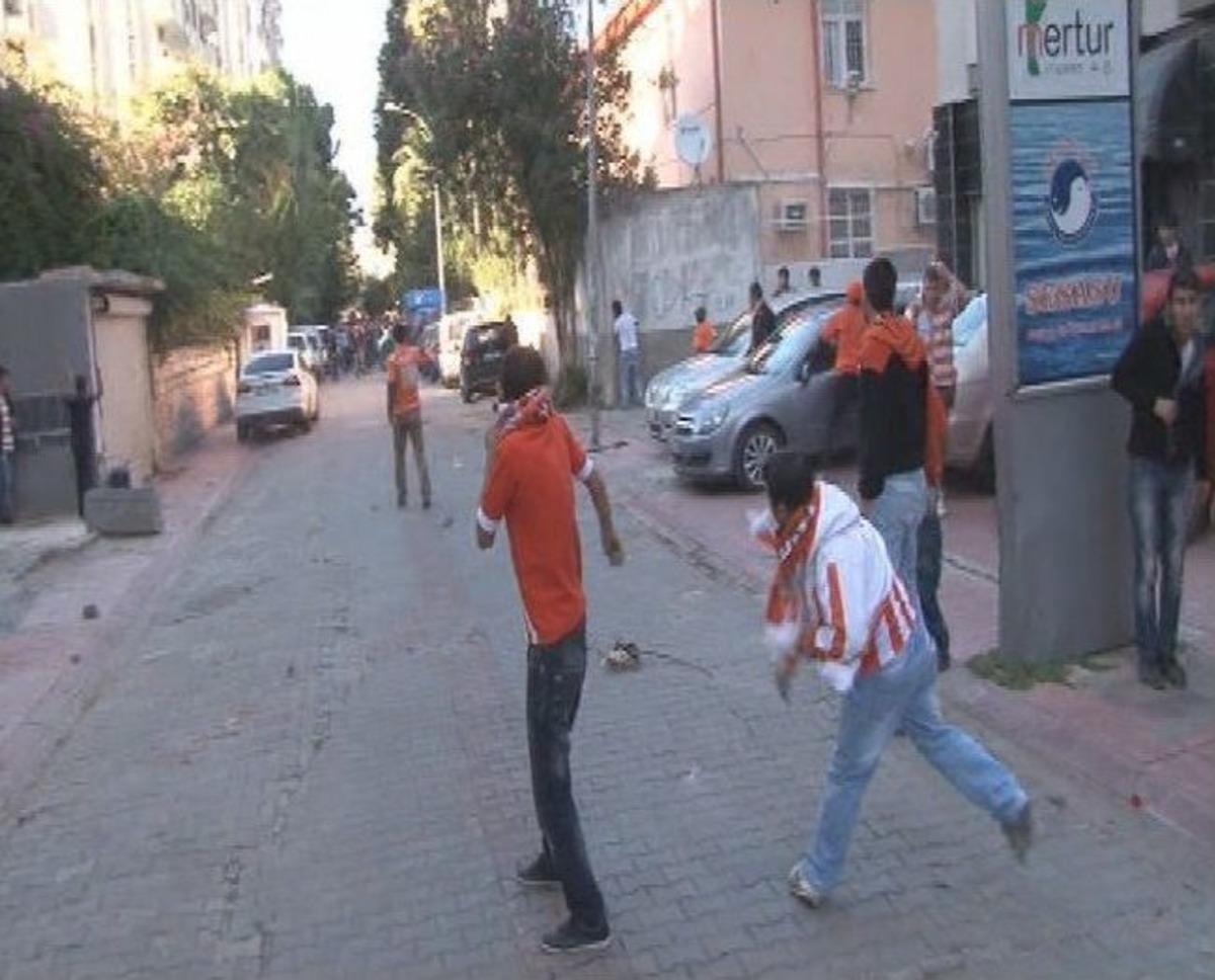 Adana'da Derbi &Ouml;ncesi Taşlı Sopalı Kavga: 3 Yaralı