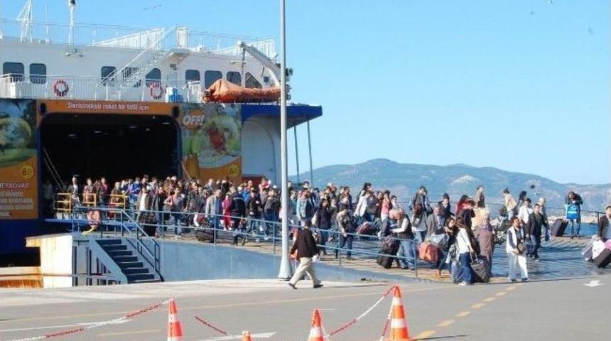 Tatilcilerin Feribot Kuyruğu