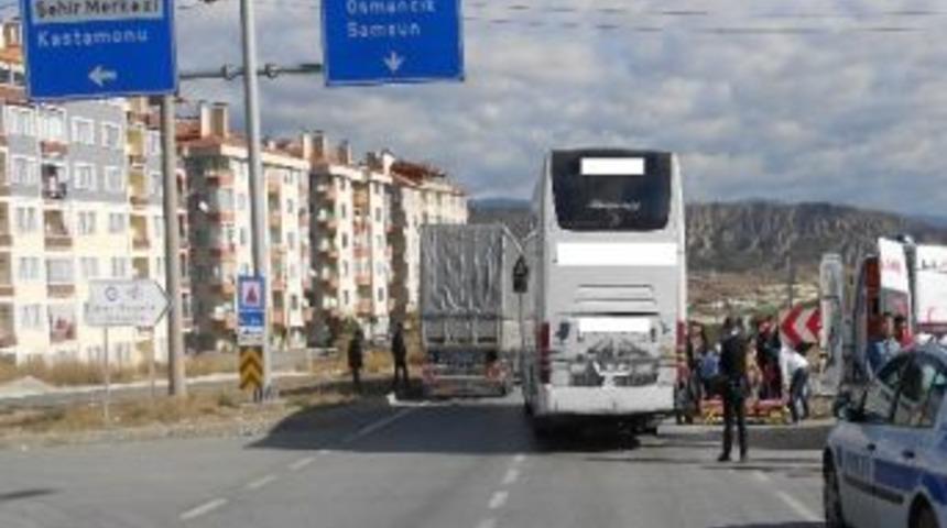 Yaşlı Kadına Otob&uuml;s &Ccedil;arptı