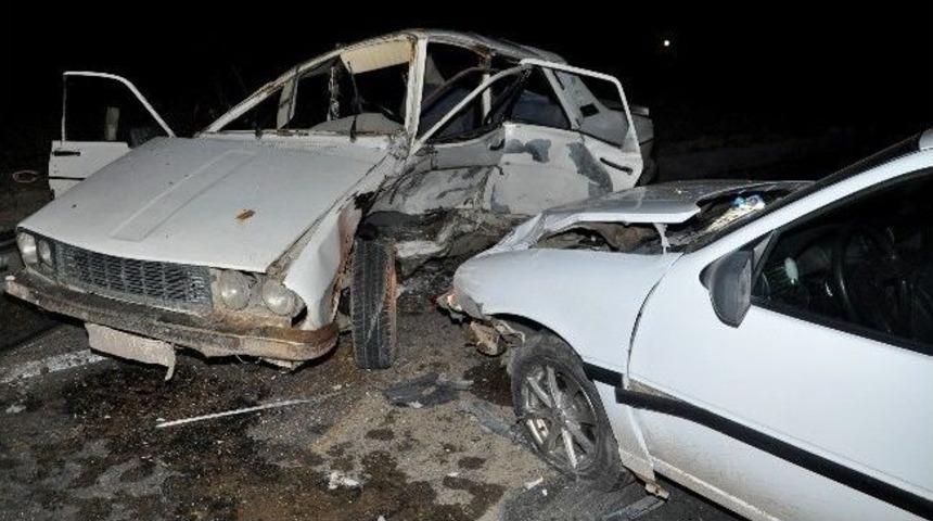 Otomobiller &Ccedil;arpıştı: 2 Yaralı