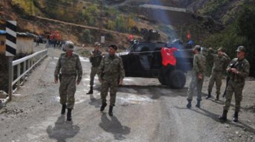 Dağlıca'da komutanlar, gelin-damadın &ouml;n&uuml;n&uuml; kesti!