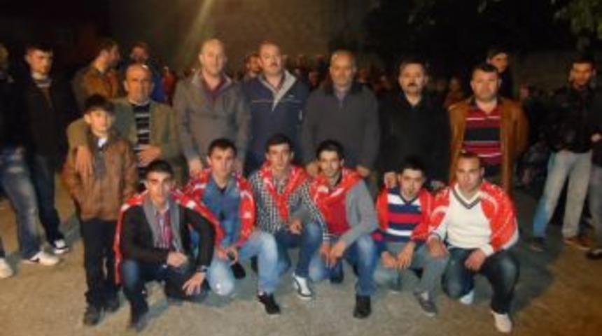 Askere gidecek gen&ccedil;ler i&ccedil;in kına gecesi d&uuml;zenlendi