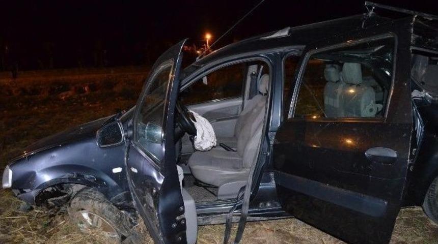 D&uuml;ğ&uuml;nden D&ouml;nen Konvoyda Kaza: 3 Yaralı